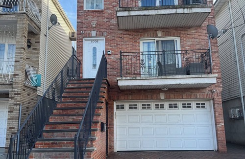 West New York Apartamento | Charming 2-bedroom apartment in fabulous West New York with WiFi, AC
