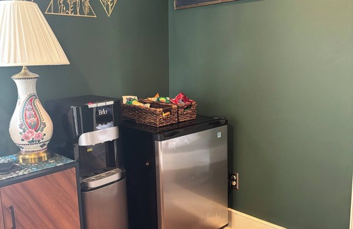 Abingdon Casa | Charming 2 bedroom 1 bathroom. Prime location in Abingdon's Historic District.