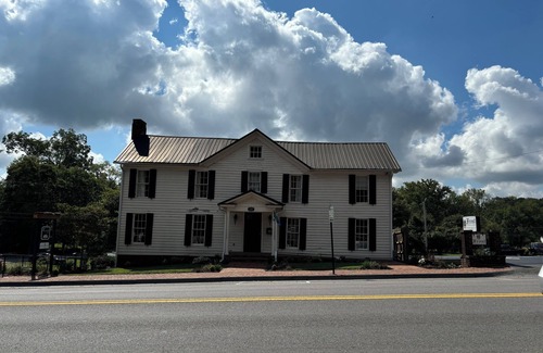 Abingdon Casa | Charming 2 bedroom 1 bathroom. Prime location in Abingdon's Historic District.