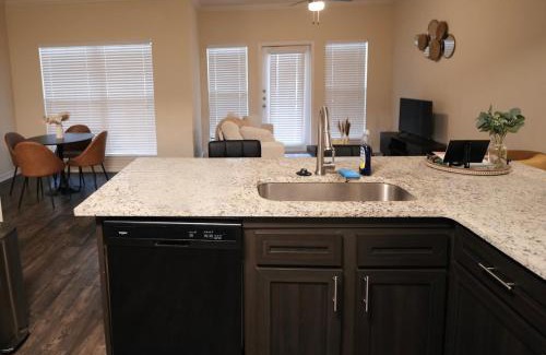 Sweetbriar Apartamento | Charming 2 bedroom, 2 bath apartment