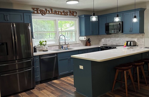 Mirror Lake Cabaña | Charming 2-bedroom 2-bath cottage near town in Highlands