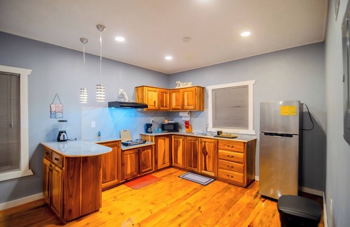 Half Moon Bay Apartamento | Charming 2-bedroom, 3 beds apartment, AC, WiFi ,free parking in lovely West End