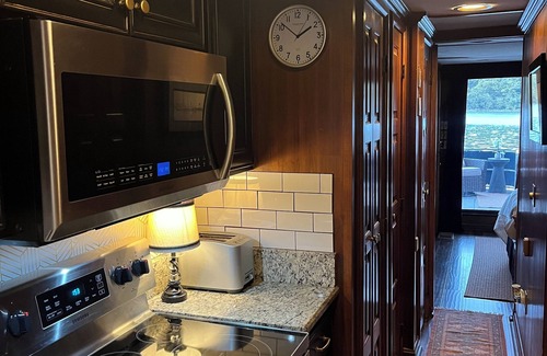 Mount Juliet Alquiler De Eote | Charming 2-bedroom 80’ Houseboat with AC, WiFi in enchanting Mt. Juliet