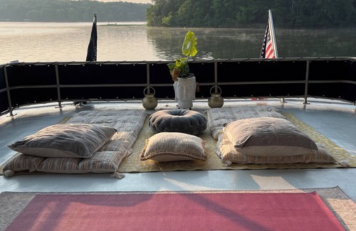 Mount Juliet Alquiler De Eote | Charming 2-bedroom 80’ Houseboat with AC, WiFi in enchanting Mt. Juliet