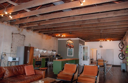 Statesville Apartamento | Charming 2-bedroom apartment in delightful Downtown Statesville with WiFi, AC.