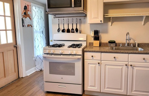 Hamilton District Apartamento | Charming 2-bedroom apartment with WiFi, AC in serene Allentown