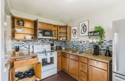Riverside Apartamento | Charming 2-bedroom apt in quiet Riverside in between airport and Kansas City
