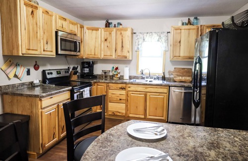 Eminence Apartamento | Charming 2-bedroom apartment on Main Street 1 mile from Jacks Fork River