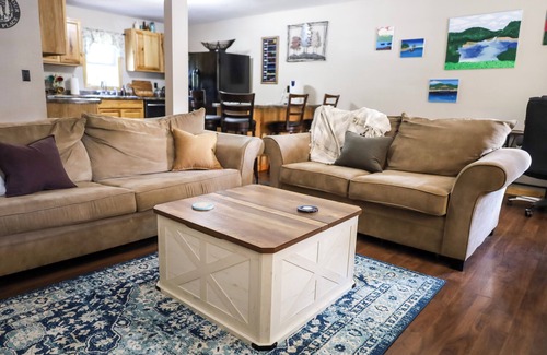 Eminence Apartamento | Charming 2-bedroom apartment on Main Street 1 mile from Jacks Fork River