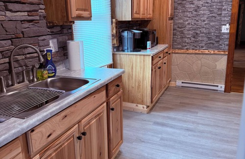 Rainelle Apartamento | Charming 2-bedroom apartment in Rainelle with out door hot tub