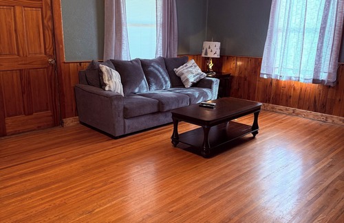 Rainelle Apartamento | Charming 2-bedroom apartment in Rainelle with out door hot tub