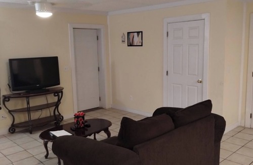Cochran Apartamento | Charming 2-bedroom apartment with WiFi, AC in peaceful Cochran