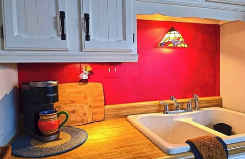 Fenton Apartamento | Charming 2-bedroom apartment with AC, Wi-Fi near Fenton, Michigan.