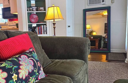 Fenton Apartamento | Charming 2-bedroom apartment with AC, Wi-Fi near Fenton, Michigan.