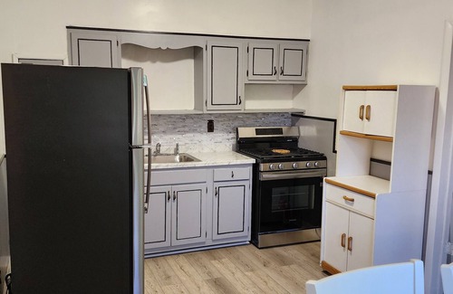 Inwood Apartamento | Charming 2-bedroom apartment in fabulous Inwood with AC, WiFi