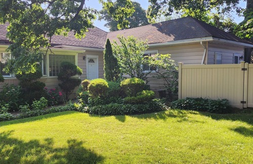 Inwood Apartamento | Charming 2-bedroom apartment in fabulous Inwood with AC, WiFi