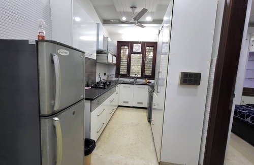 Pitampura Apartamento | Charming 2-bedroom apartment with AC, WiFi in enchanting Lok Vihar, Delhi