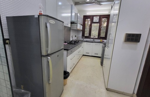 Pitampura Apartamento | Charming 2-bedroom apartment with AC, WiFi in enchanting Lok Vihar, Delhi