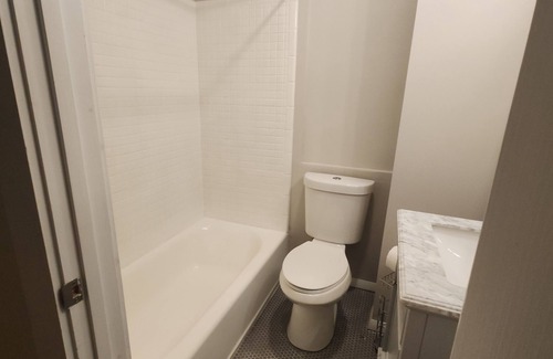 Charlestown Apartamento | Charming 2-bedroom apartment with AC, in Historic Bunker Hill area of Boston.