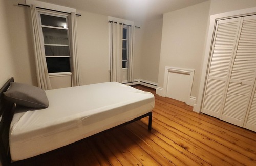 Charlestown Apartamento | Charming 2-bedroom apartment with AC, in Historic Bunker Hill area of Boston.
