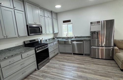 Ferndale Casa | Charming 2-bedroom barndominium with indoor basketball/pickleball court and pond