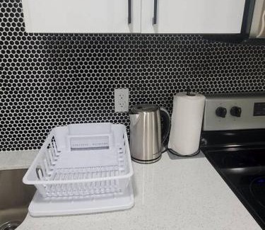 Northeast Edmonton Apartamento | Charming 2-Bedroom Basement Oasis Sleeps 5,Size-150sqm, Netflix, family friendly
