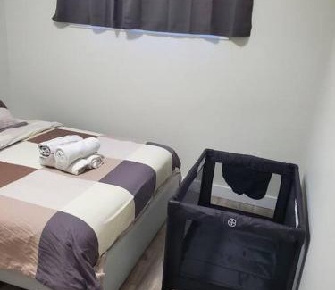 Northeast Edmonton Apartamento | Charming 2-Bedroom Basement Oasis Sleeps 5,Size-150sqm, Netflix, family friendly