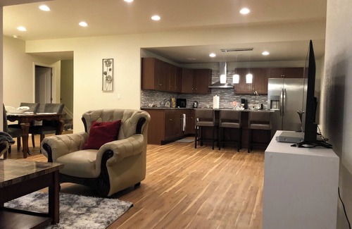 Aurora Casa | Charming 2-bedroom basement Apartment with AC and WiFi in terrific Aurora