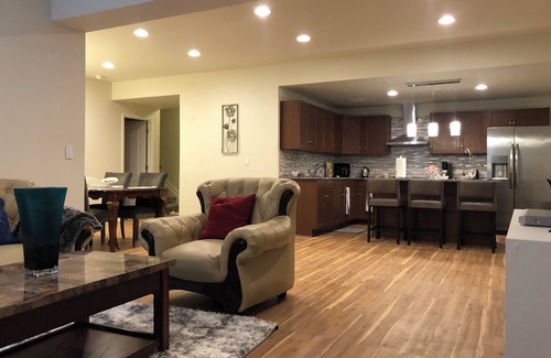 Aurora Casa | Charming 2-bedroom basement Apartment with AC and WiFi in terrific Aurora