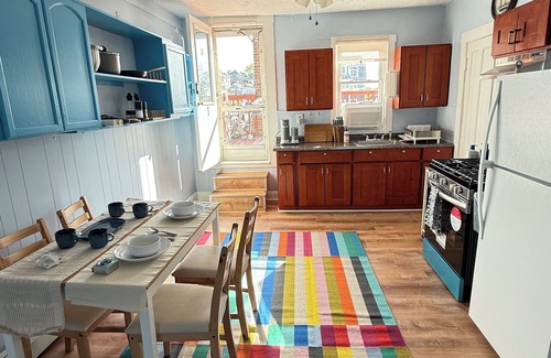 Hull Casa | Charming 2-bedroom building in delightful Hull with ocean view
