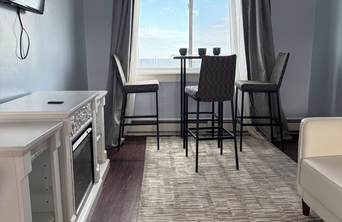Hull Casa | Charming 2-bedroom building in delightful Hull with ocean view