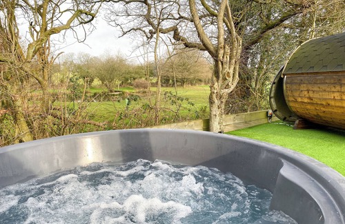 Earlswood Cabaña | Charming 2-bedroom cottage in the countryside Birmingham with hot tub, sauna