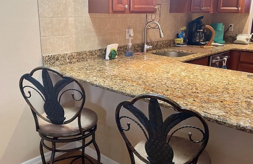 Pelican Condominio | Charming 2-bedroom condo with pool just steps away WiFi, AC in lovely Cape Coral