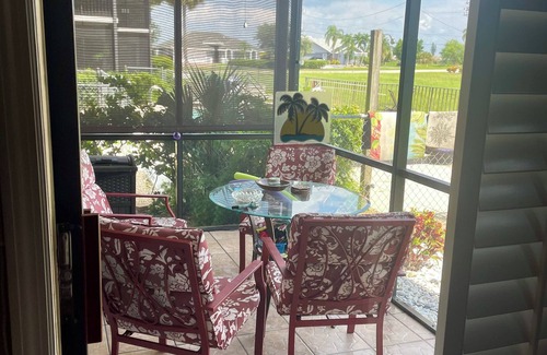 Pelican Condominio | Charming 2-bedroom condo with pool just steps away WiFi, AC in lovely Cape Coral