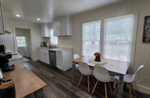 Enterprise Cabaña | Charming 2-bedroom cottage with WiFi and AC in serene Enterprise