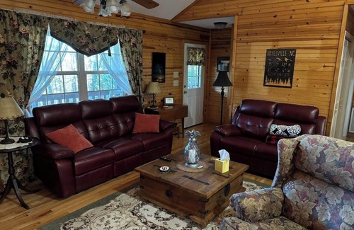Hayesville Cabina | Charming 2-bedroom cabin with Hot Tub, WiFi, and AC/Heat in serene Hayesville