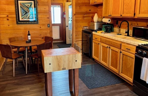 Stallion Springs Cabina | Charming 2-bedroom cabin with WiFi, AC in brilliant Tehachapi