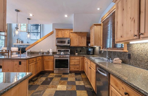 Truckee Cabina | Charming 2-bedroom cabin with WiFi and AC in lovely Old Greenwood