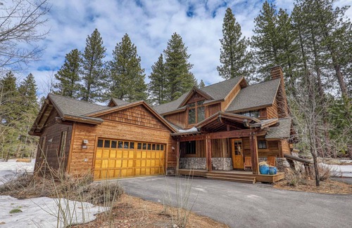 Truckee Cabina | Charming 2-bedroom cabin with WiFi and AC in lovely Old Greenwood