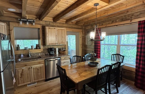 Walland Cabina | Charming 2-bedroom cabin with hot tub, outdoor firepit and Pet Friendly!