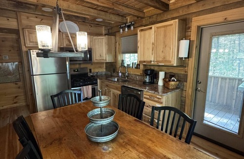 Walland Cabina | Charming 2-bedroom cabin with hot tub, outdoor firepit and Pet Friendly!