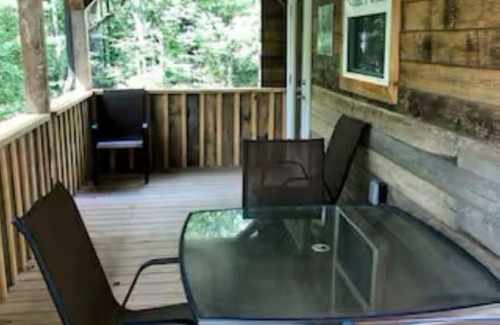 Walland Cabina | Charming 2-bedroom cabin with hot tub, outdoor firepit and Pet Friendly!