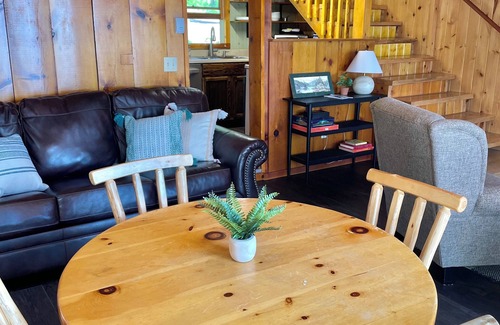 Cook Cabina | Charming 2-bedroom cabin ON VERMILION with sand beach, sauna, pickle ball, sauna