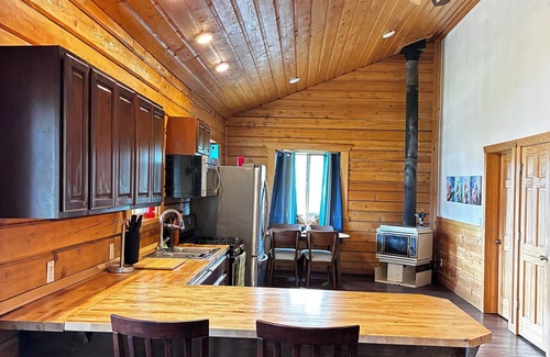 Hoonah Cabina | Charming 2-bedroom cabin with AC, WiFi in tranquil Hoonah