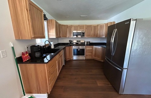 Logan Cabina | Charming 2-bedroom cabin with AC, WiFi, hot tub, and firepit in beautiful Logan
