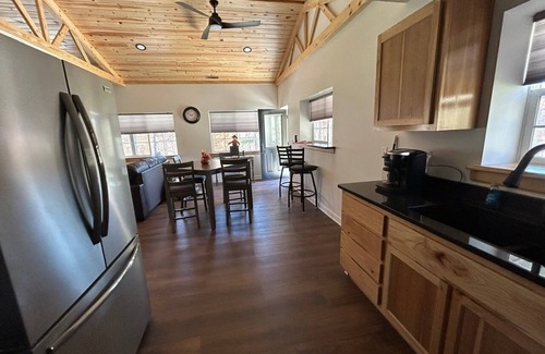 Logan Cabina | Charming 2-bedroom cabin with AC, WiFi, hot tub, and firepit in beautiful Logan