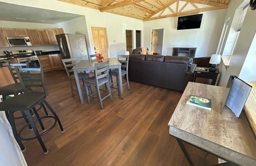 Logan Cabina | Charming 2-bedroom cabin with AC, WiFi, hot tub, and firepit in beautiful Logan