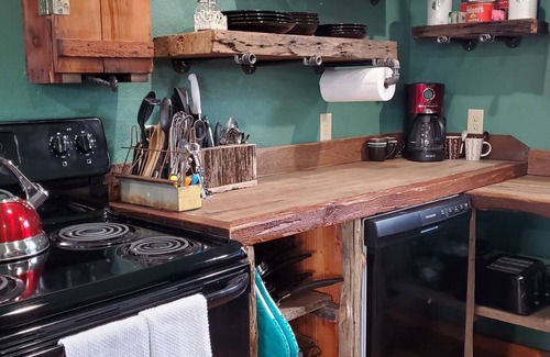 Pine Ridge Cabina | Charming 2-bedroom cabin with loft, Starlink internet, near 4x4 trails & river