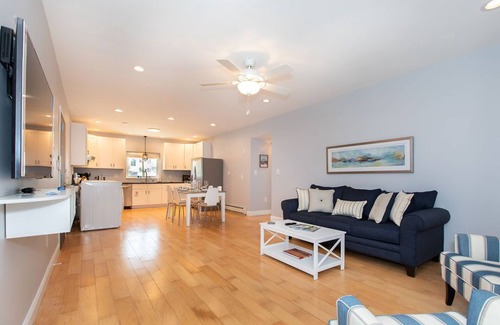 Admiral Estates Condominio | Charming 2-bedroom Cape Roc Condo with pool and only half block to the beach.