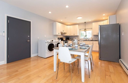 Admiral Estates Condominio | Charming 2-bedroom Cape Roc Condo with pool and only half block to the beach.